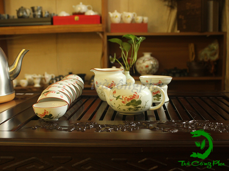 Bộ ấm chén bao gồm 1 ấm và 8 chén, 1 tống chuyên trà, 01 phễu lọc